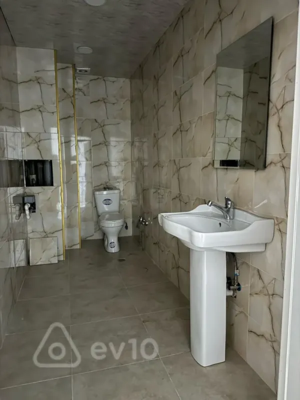 Kirayə verilir 17 otaqlı ofis 700 m²