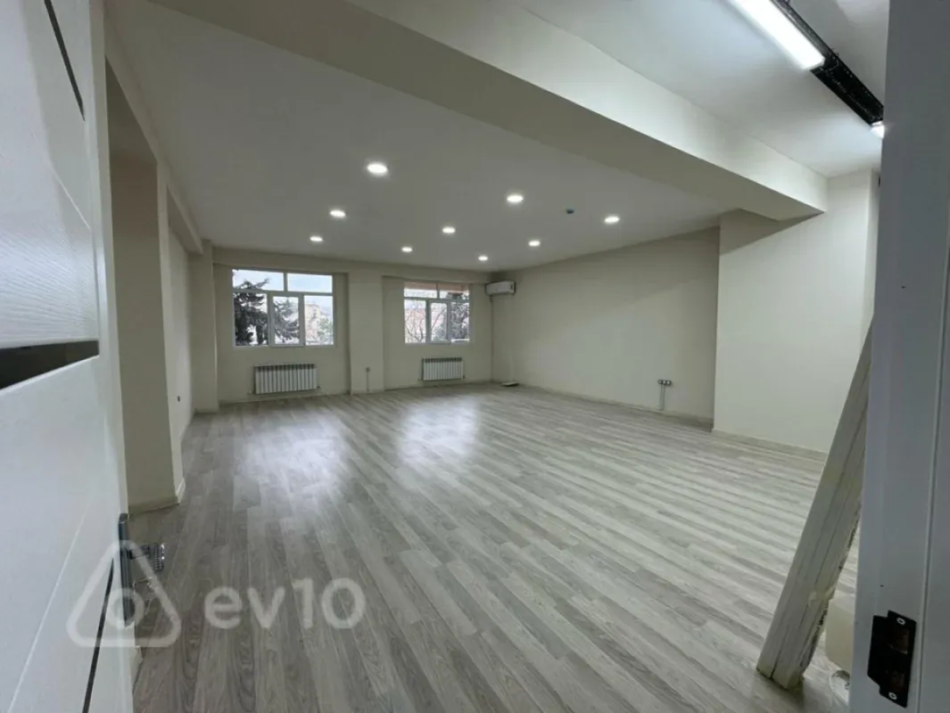 Kirayə verilir 17 otaqlı ofis 700 m²