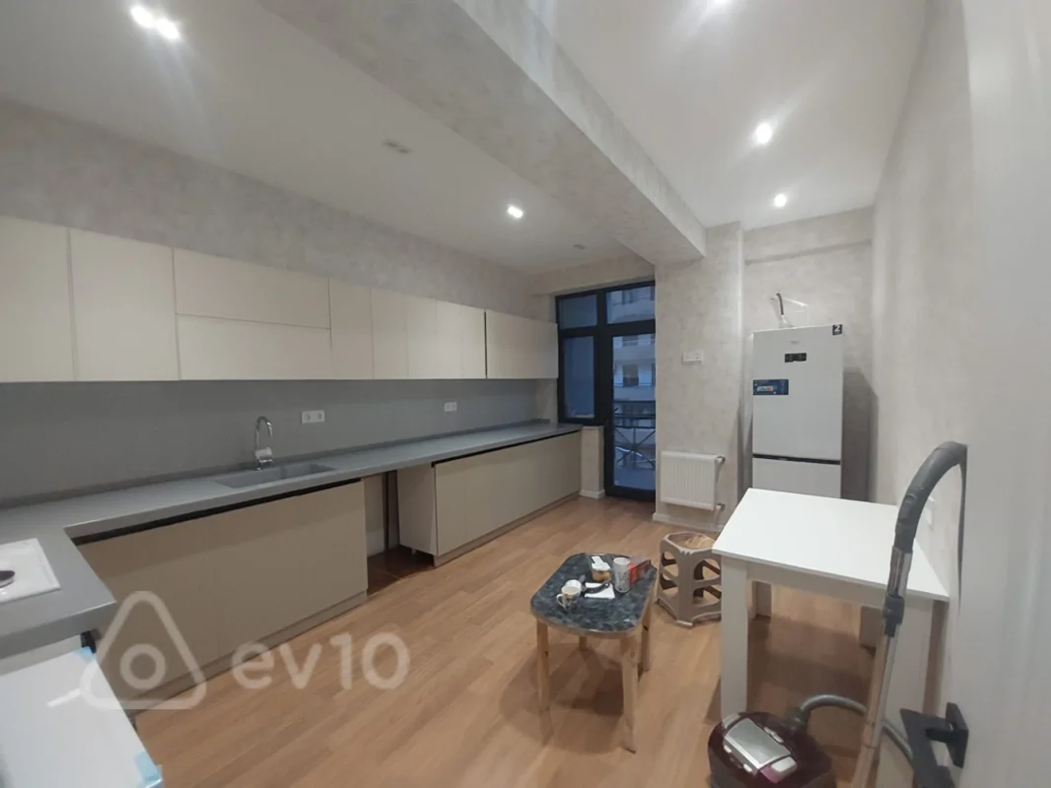 Kirayə verilir 3 otaqlı yeni tikili 140 m²