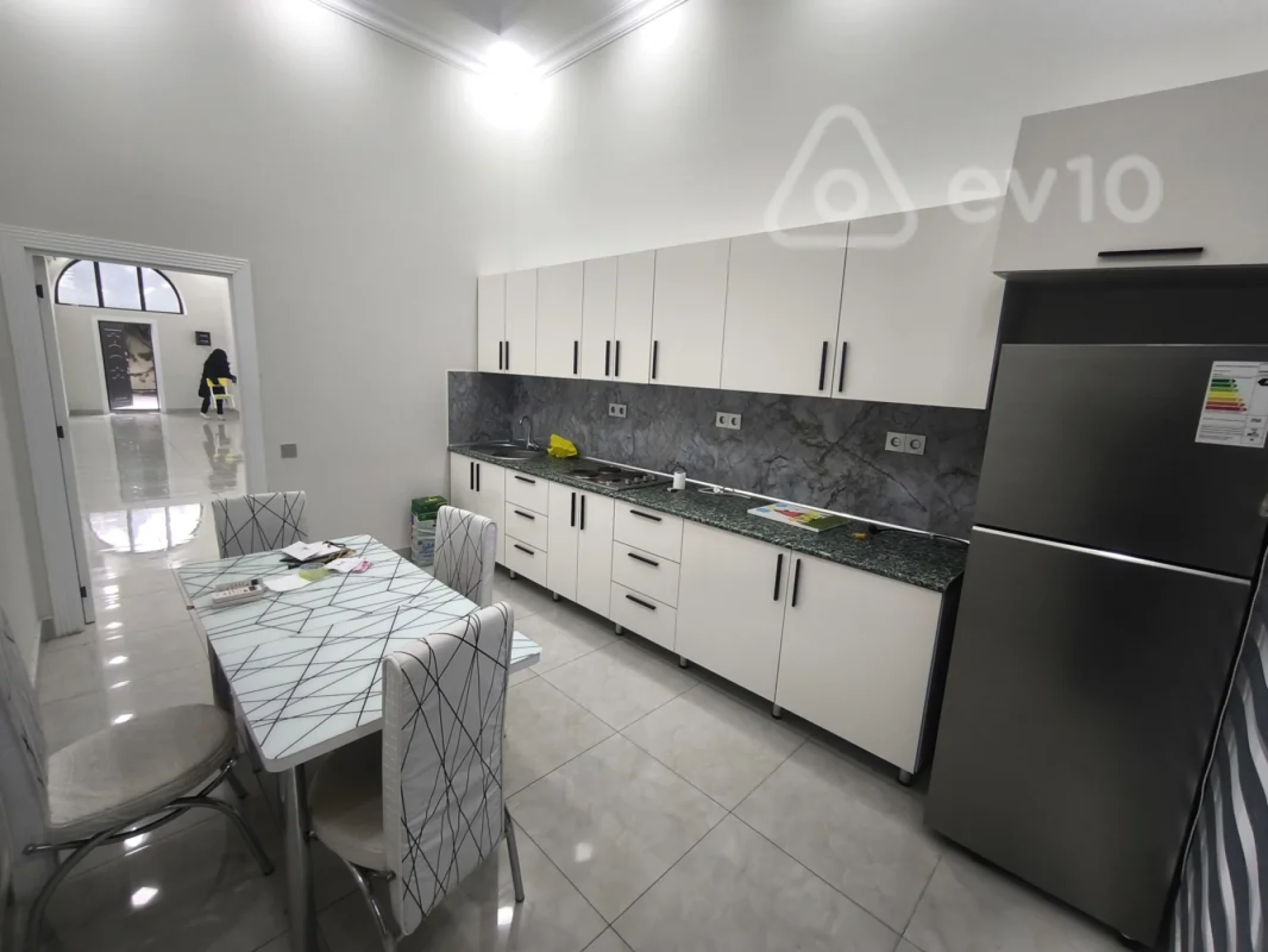 Kirayə verilir 4 otaqlı ofis 240 m²