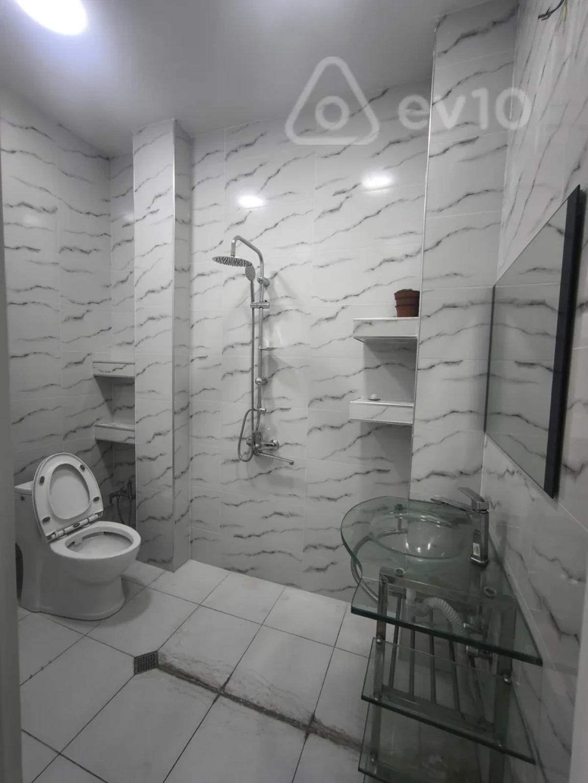 Kirayə verilir 4 otaqlı ofis 240 m²