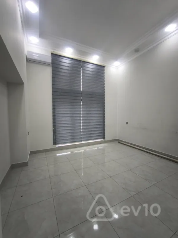 Kirayə verilir 4 otaqlı ofis 240 m²