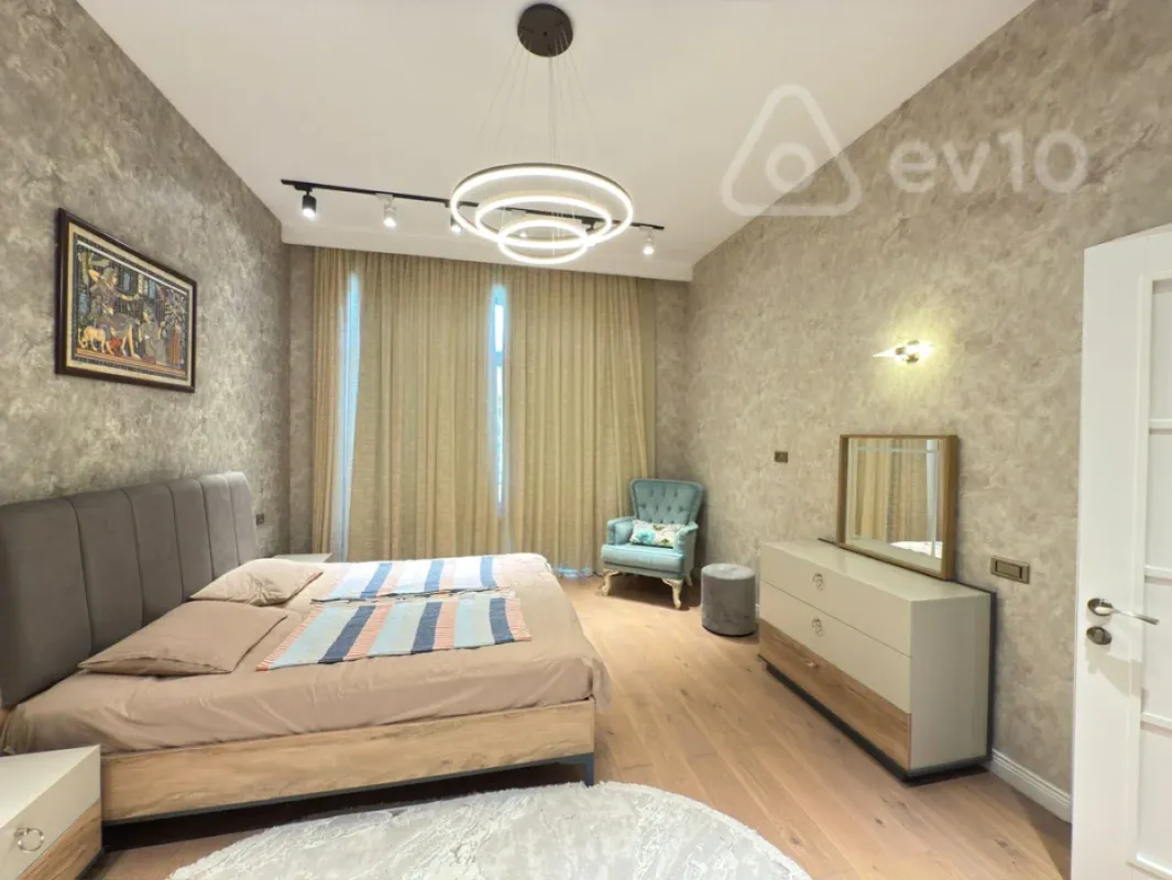 Satılır 5 otaqlı həyət evi 200 m²