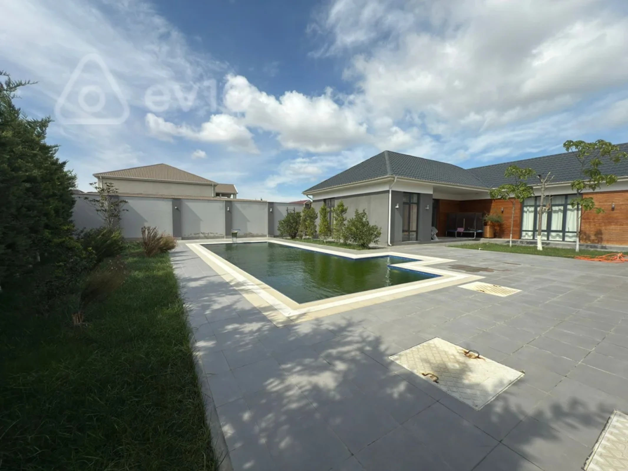 Satılır 5 otaqlı həyət evi 200 m²