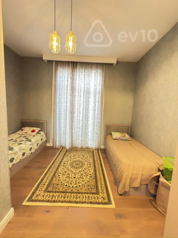 Satılır 5 otaqlı həyət evi 200 m²