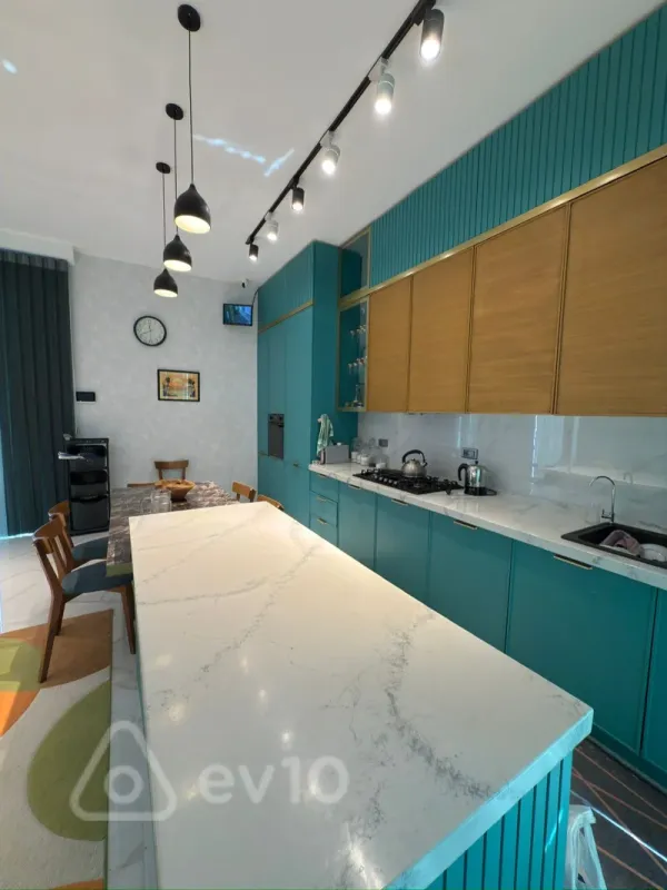 Satılır 5 otaqlı həyət evi 200 m²