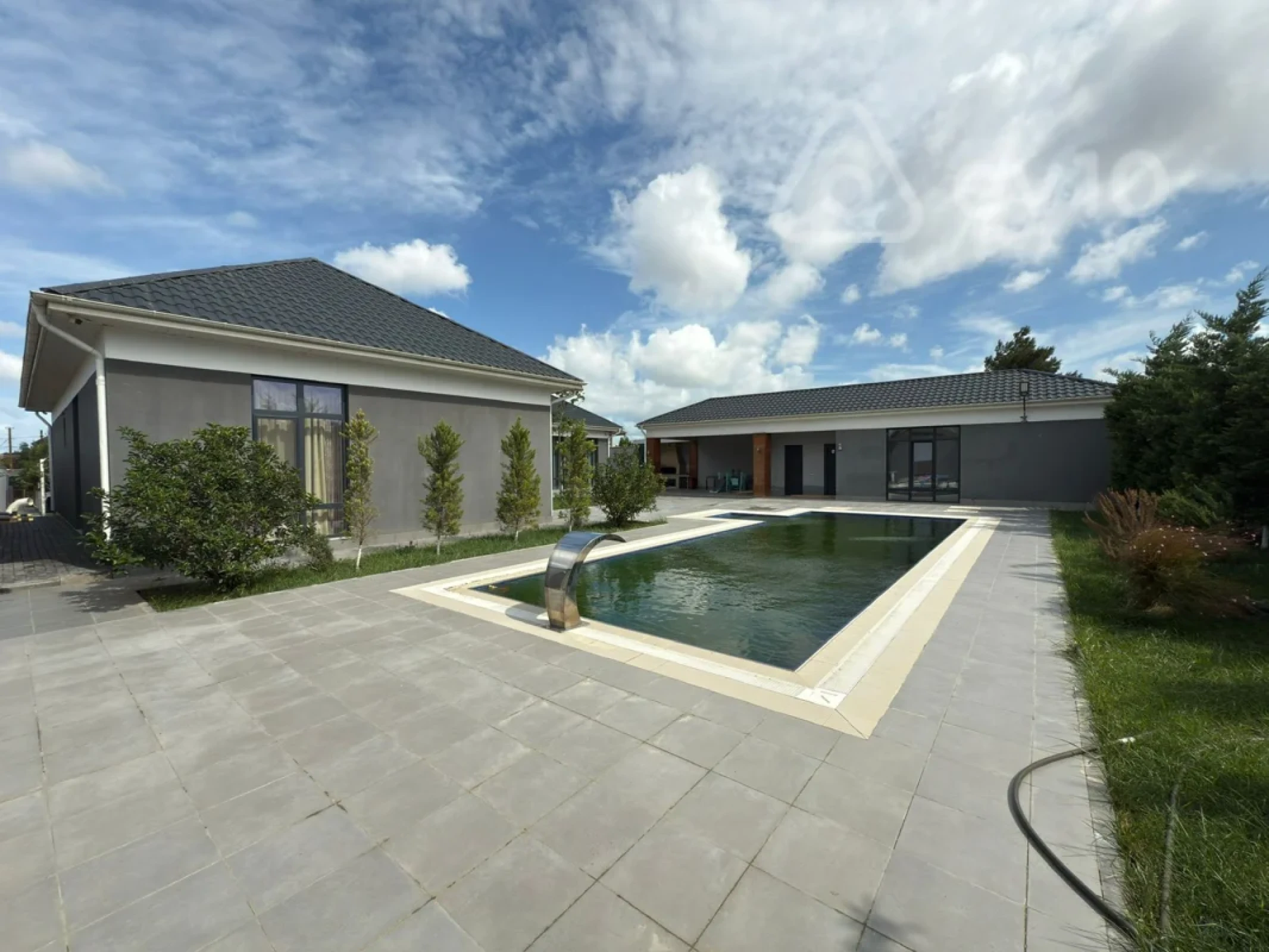 Satılır 5 otaqlı həyət evi 200 m²