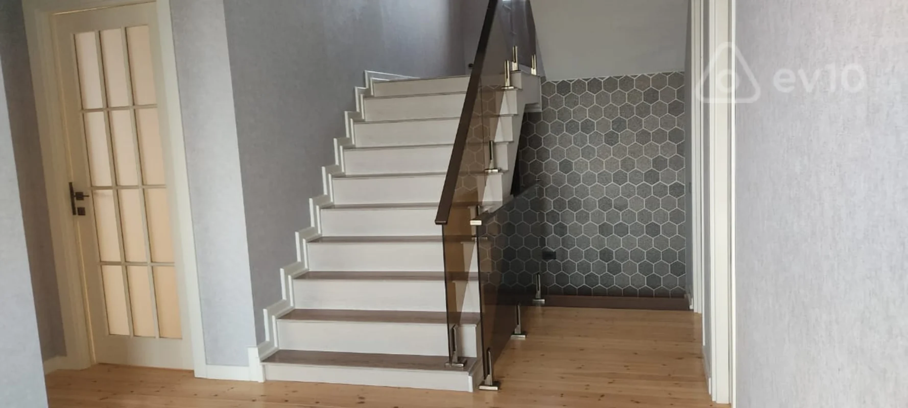 Satılır 7 otaqlı həyət evi 315 m²