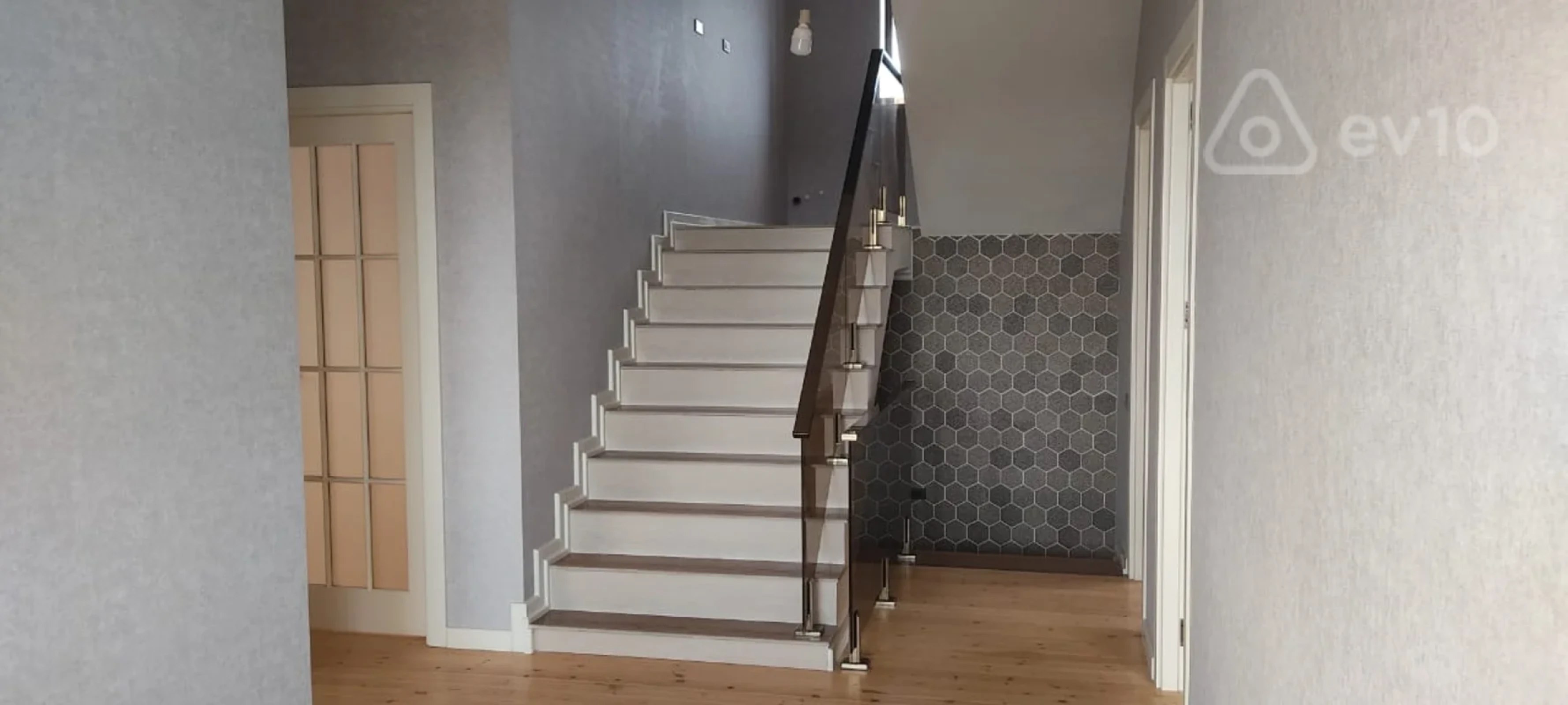 Satılır 7 otaqlı həyət evi 315 m²