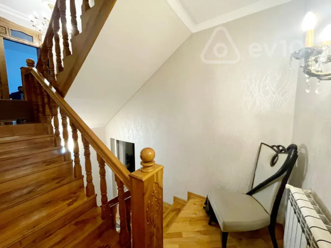 Satılır 7 otaqlı həyət evi 230 m²