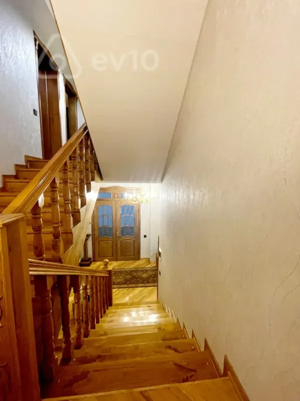 Satılır 7 otaqlı həyət evi 230 m²