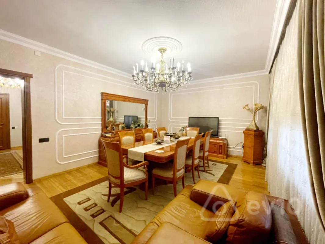 Satılır 7 otaqlı həyət evi 230 m²