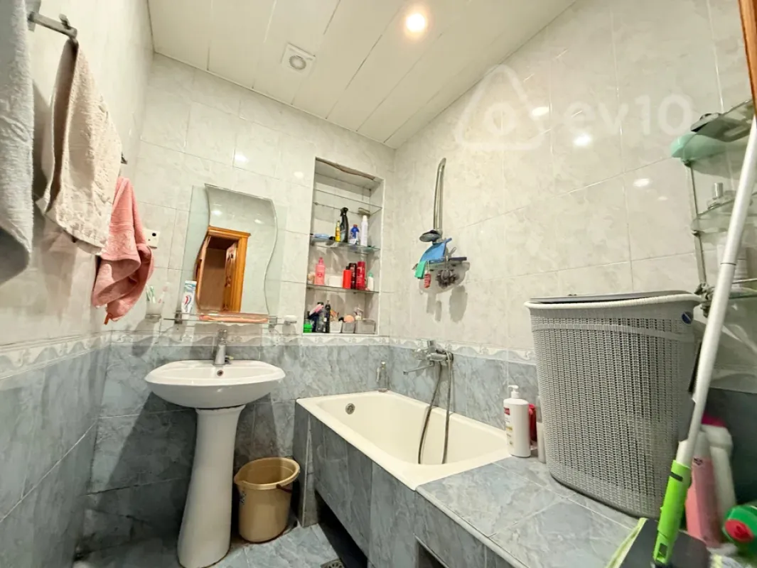 Satılır 3 otaqlı köhnə tikili 90 m²