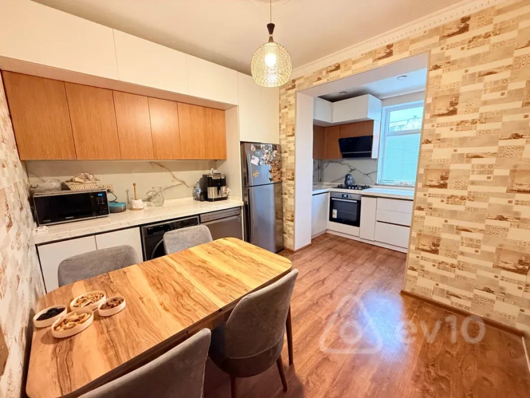 Satılır 3 otaqlı köhnə tikili 90 m²