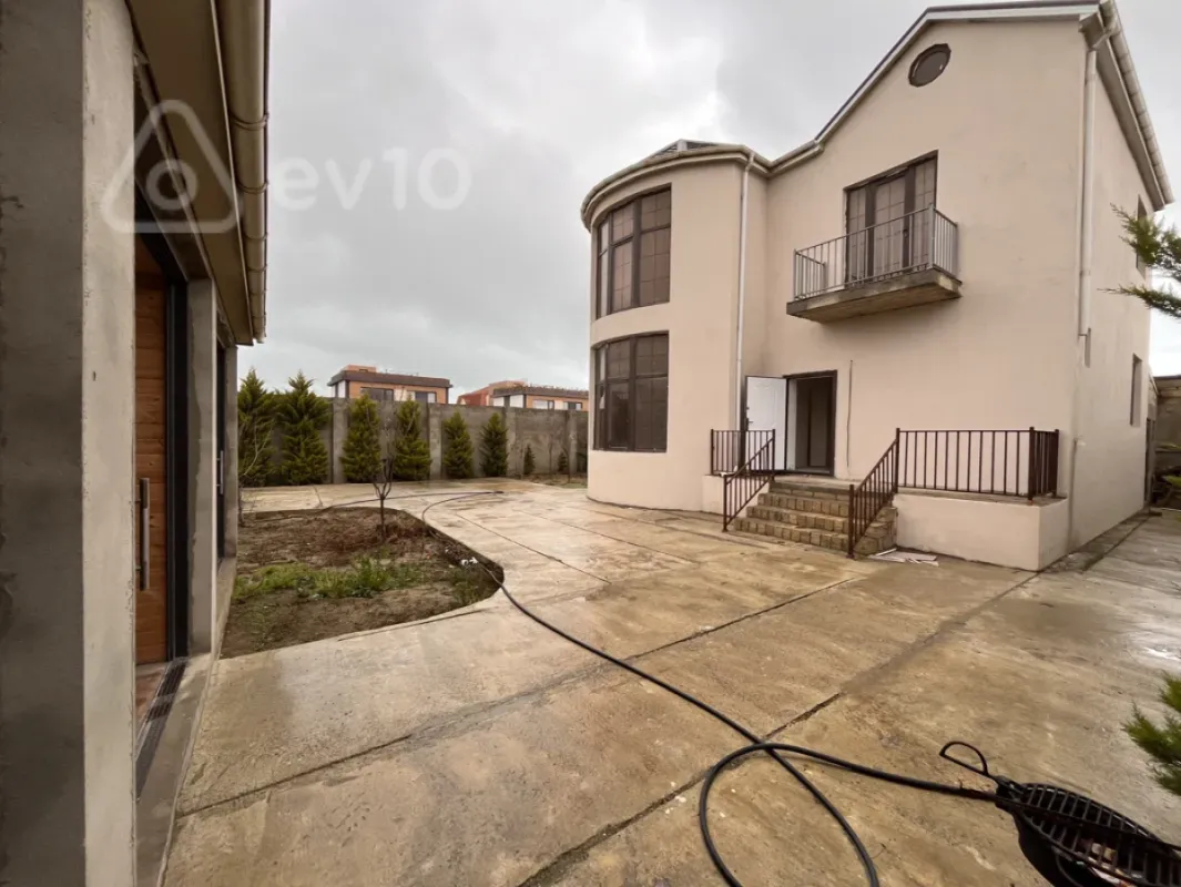 Satılır 6 otaqlı həyət evi 212 m²