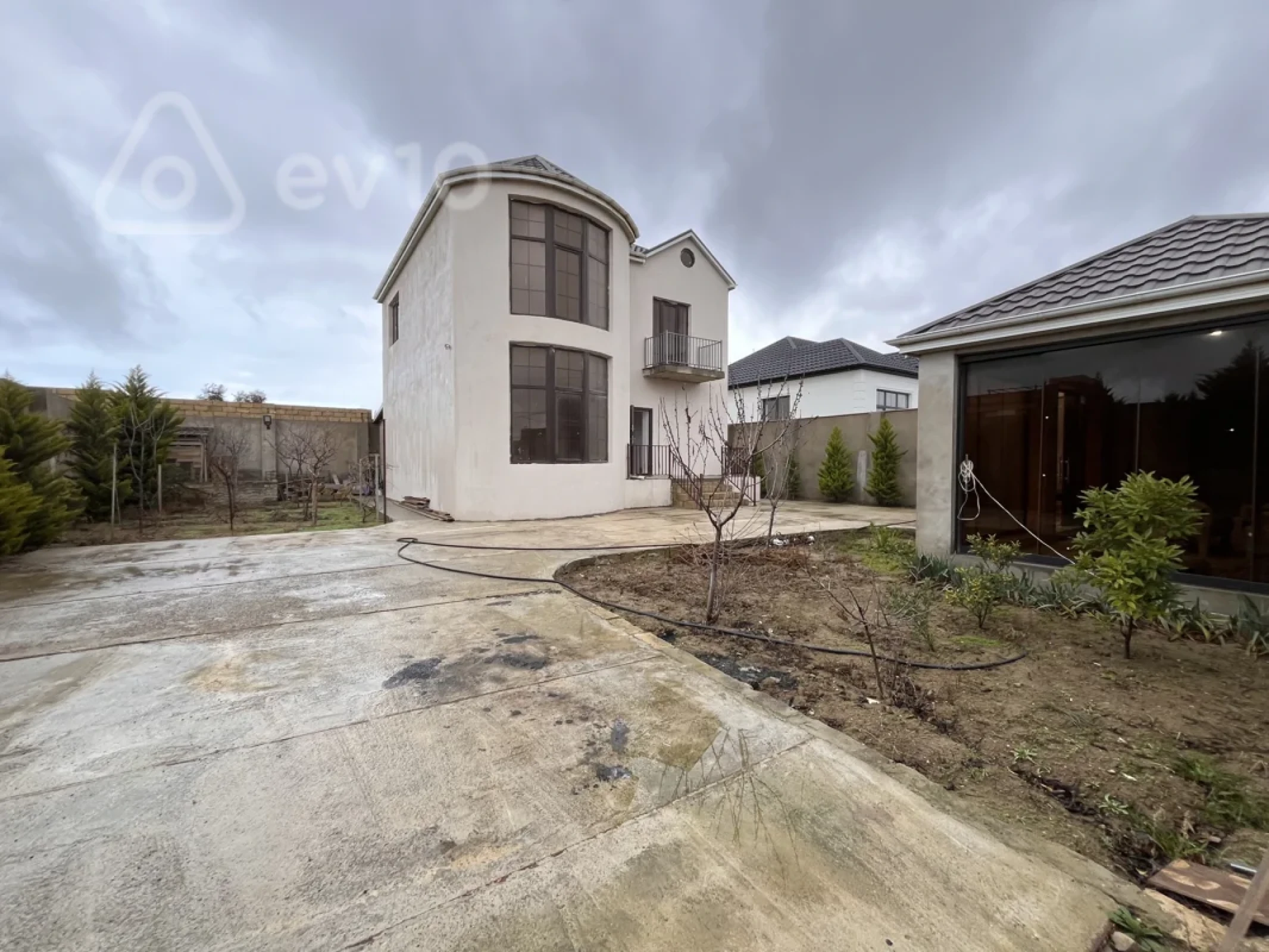 Satılır 6 otaqlı həyət evi 212 m²