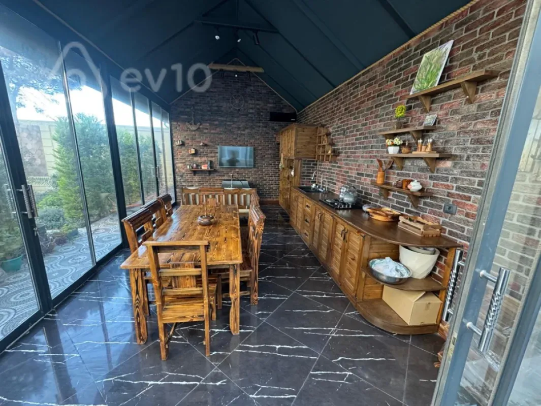 Satılır 5 otaqlı həyət evi 230 m²