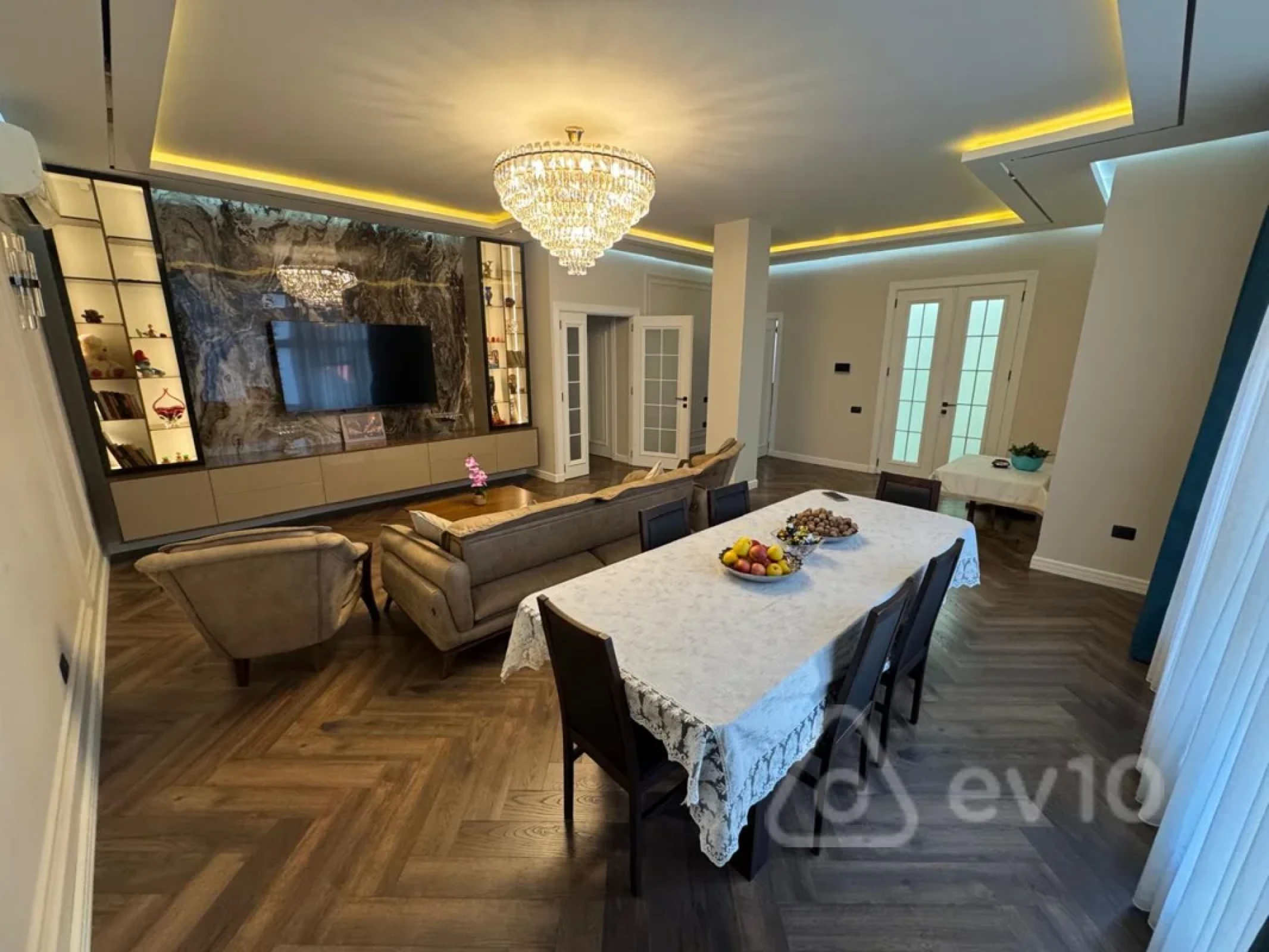 Satılır 5 otaqlı həyət evi 230 m²