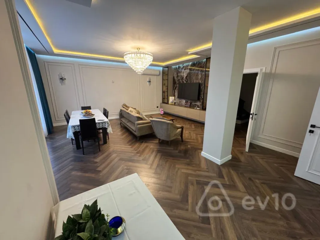 Satılır 5 otaqlı həyət evi 230 m²