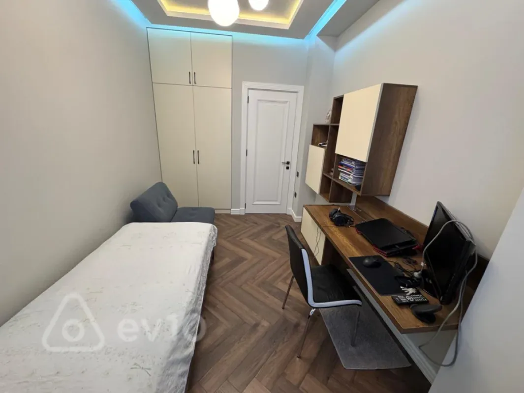 Satılır 5 otaqlı həyət evi 230 m²