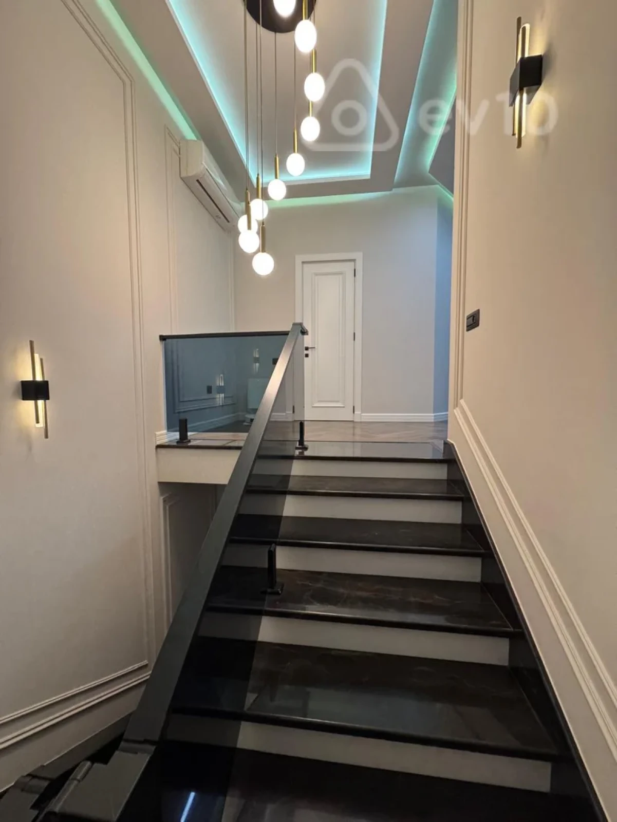 Satılır 5 otaqlı həyət evi 230 m²