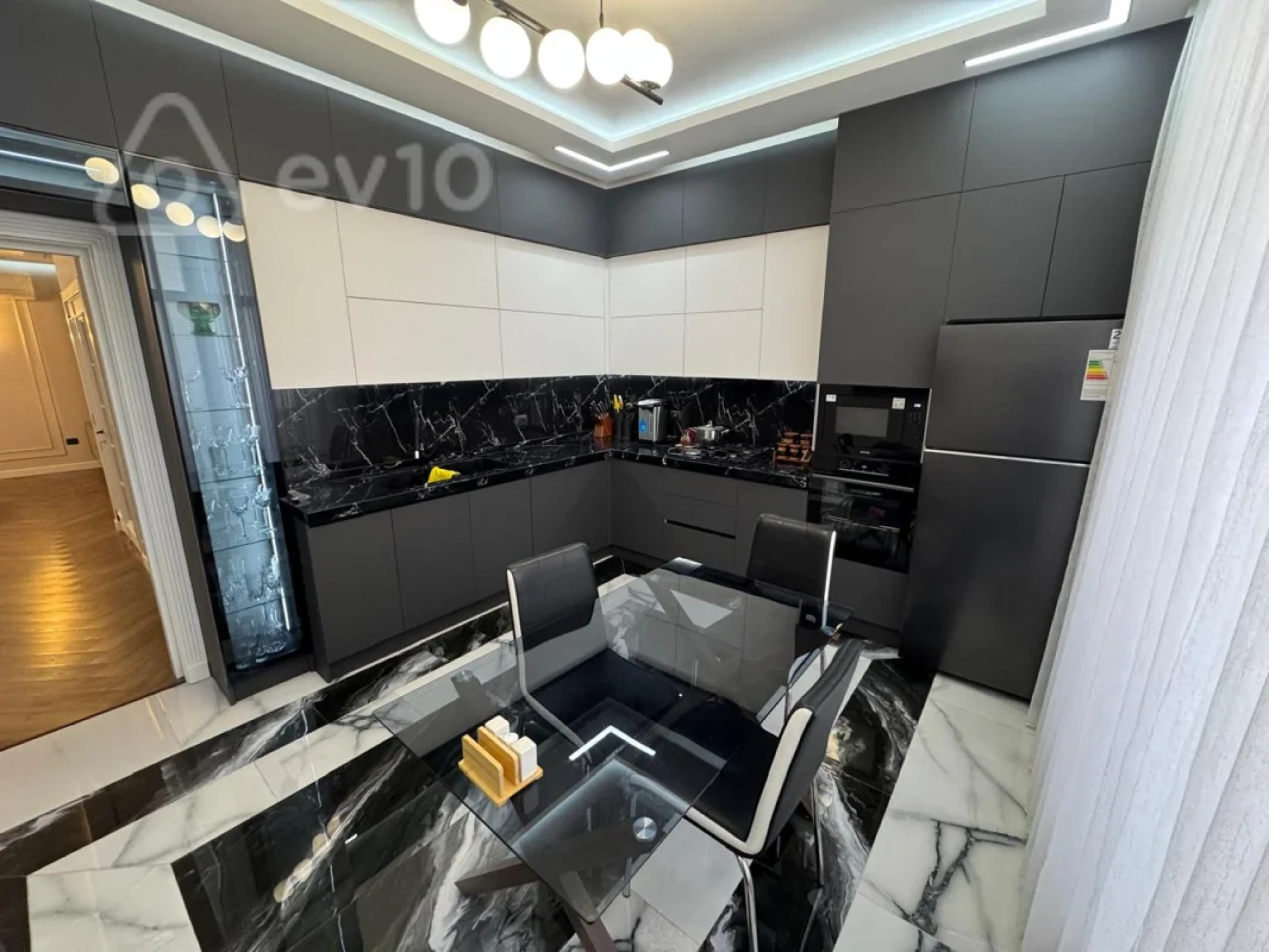 Satılır 5 otaqlı həyət evi 230 m²