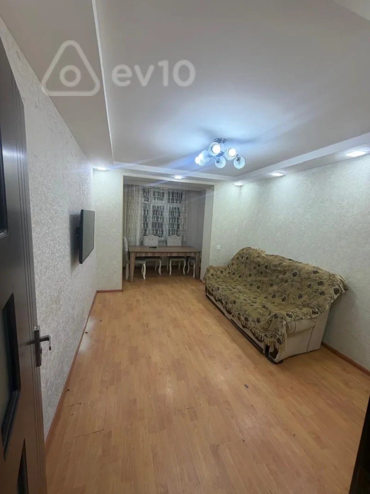 Satılır 2 otaqlı köhnə tikili 60 m²