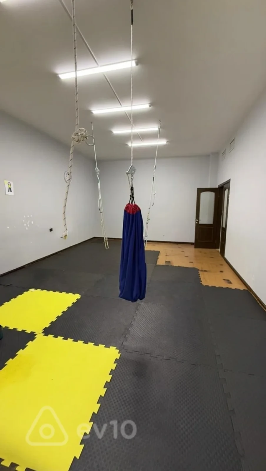 Kirayə verilir 4 otaqlı ofis 240 m²