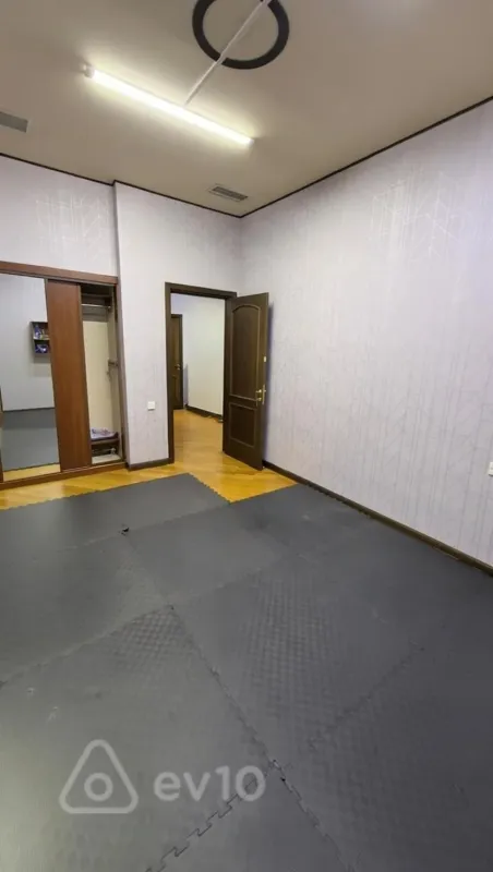 Kirayə verilir 4 otaqlı ofis 240 m²
