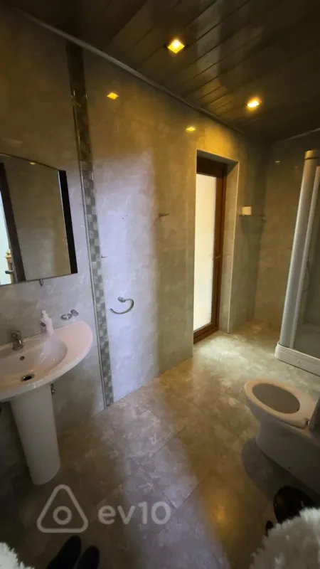 Kirayə verilir 4 otaqlı ofis 240 m²