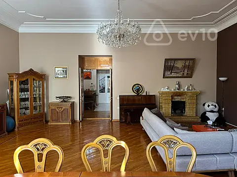 Satılır 4 otaqlı köhnə tikili 210 m²