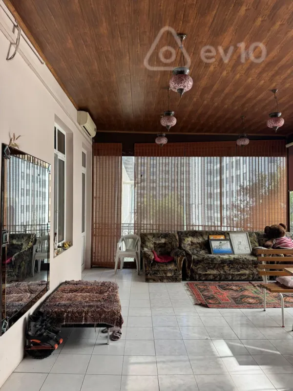 Satılır 4 otaqlı köhnə tikili 210 m²