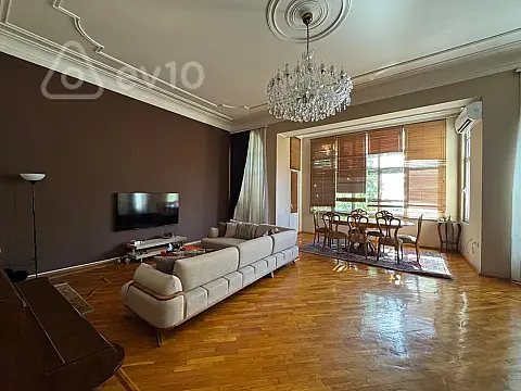 Satılır 4 otaqlı köhnə tikili 210 m²