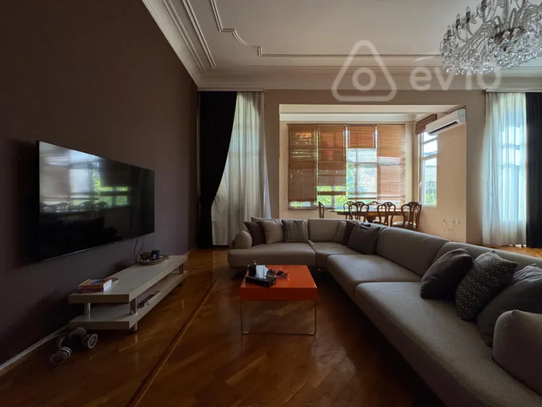 Satılır 4 otaqlı köhnə tikili 210 m²