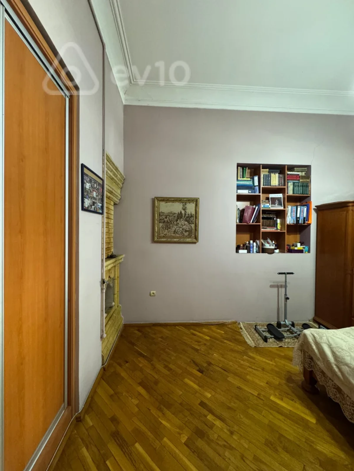 Satılır 4 otaqlı köhnə tikili 210 m²