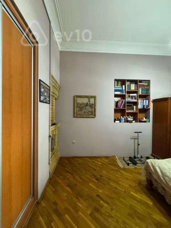 Satılır 4 otaqlı köhnə tikili 210 m²