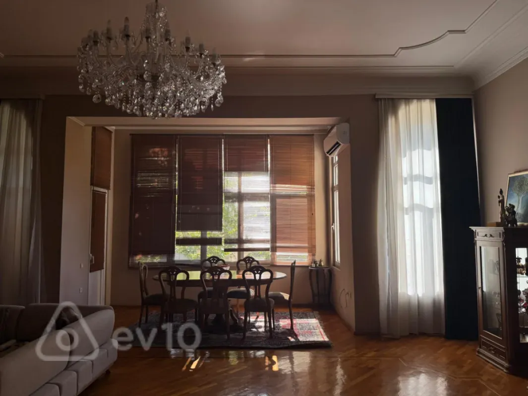 Satılır 4 otaqlı köhnə tikili 210 m²
