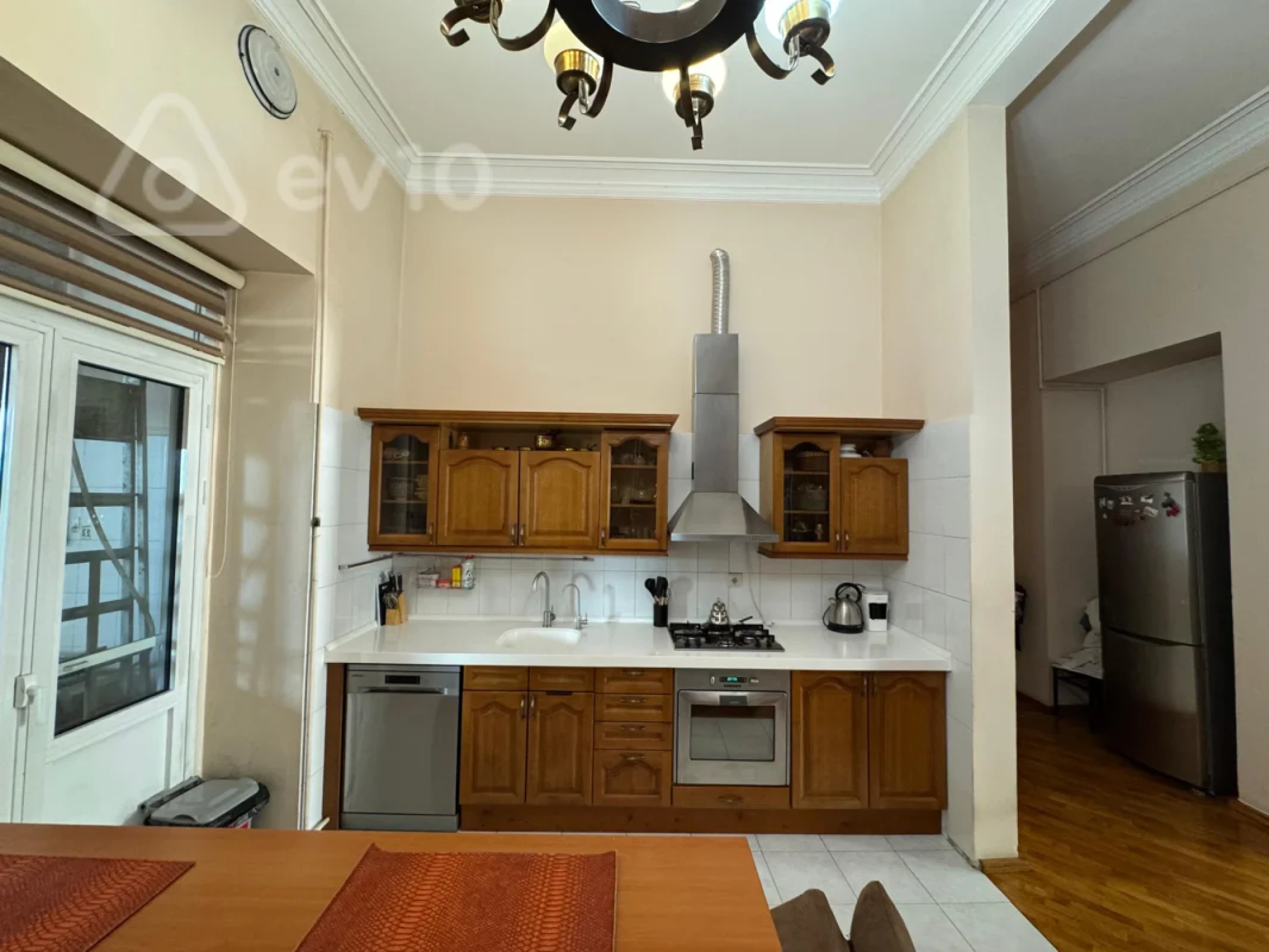 Satılır 4 otaqlı köhnə tikili 210 m²