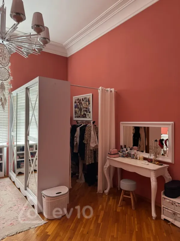 Satılır 4 otaqlı köhnə tikili 210 m²