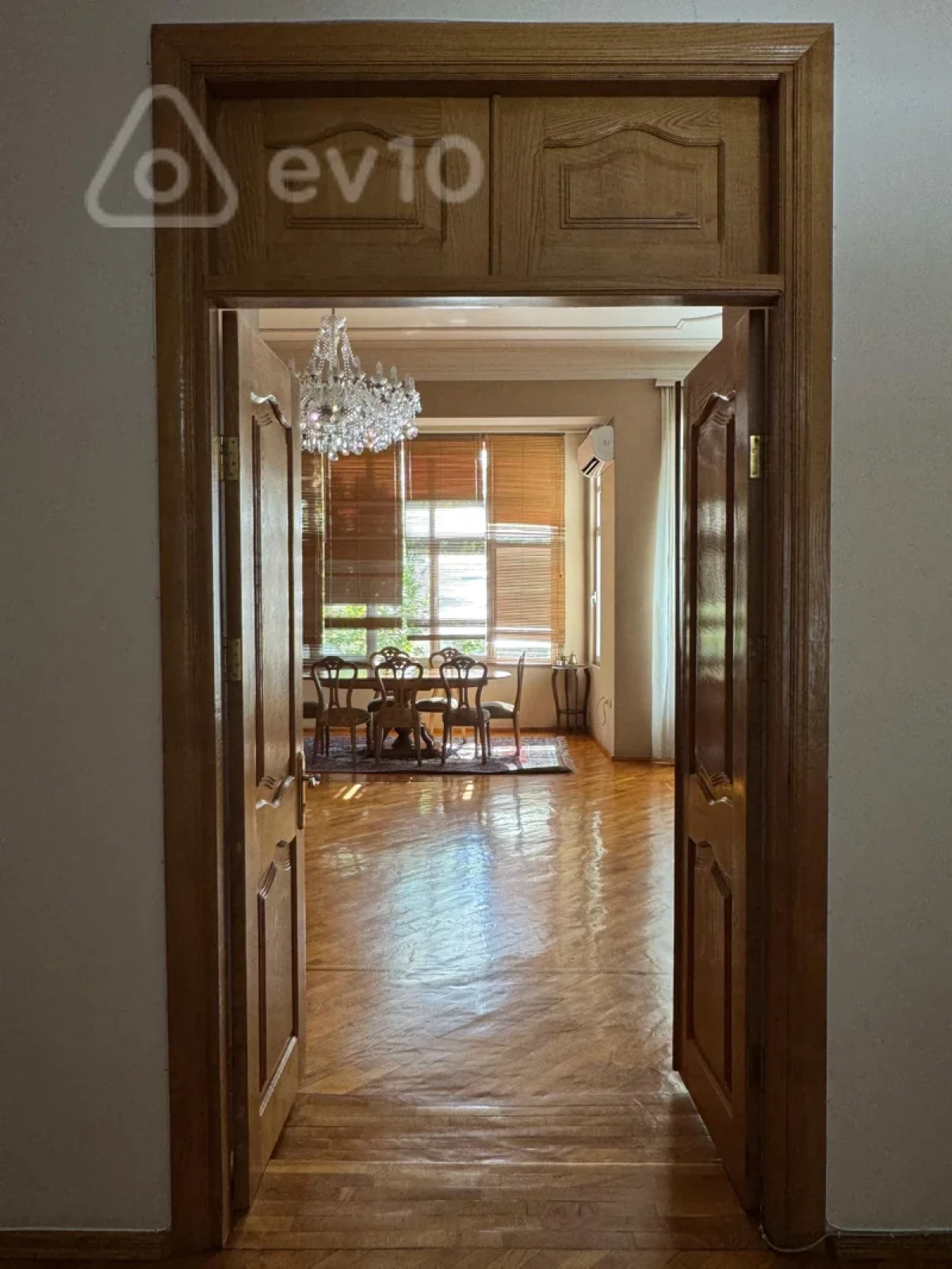 Satılır 4 otaqlı köhnə tikili 210 m²