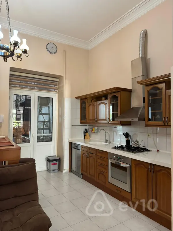Satılır 4 otaqlı köhnə tikili 210 m²
