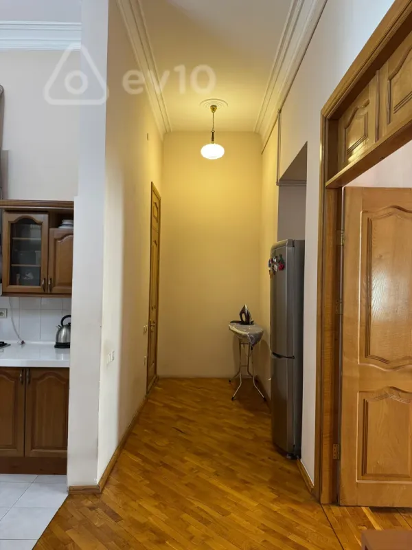 Satılır 4 otaqlı köhnə tikili 210 m²
