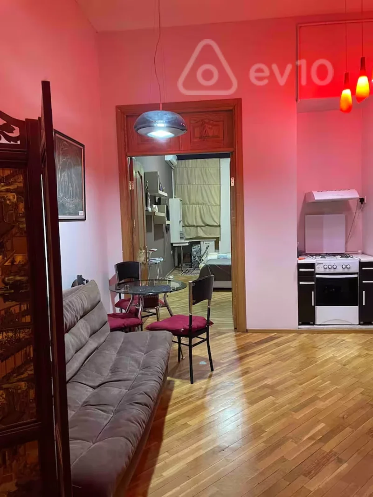 Satılır 4 otaqlı köhnə tikili 210 m²