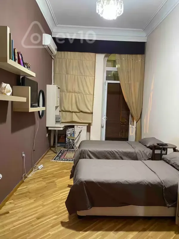 Satılır 4 otaqlı köhnə tikili 210 m²