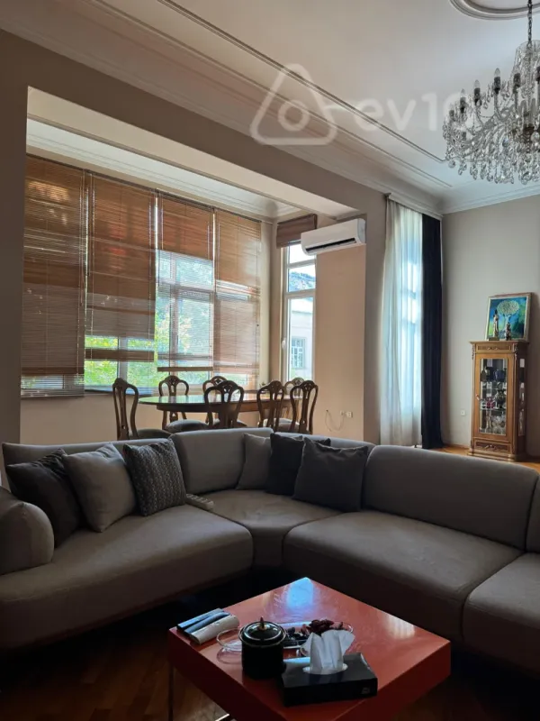 Satılır 4 otaqlı köhnə tikili 210 m²