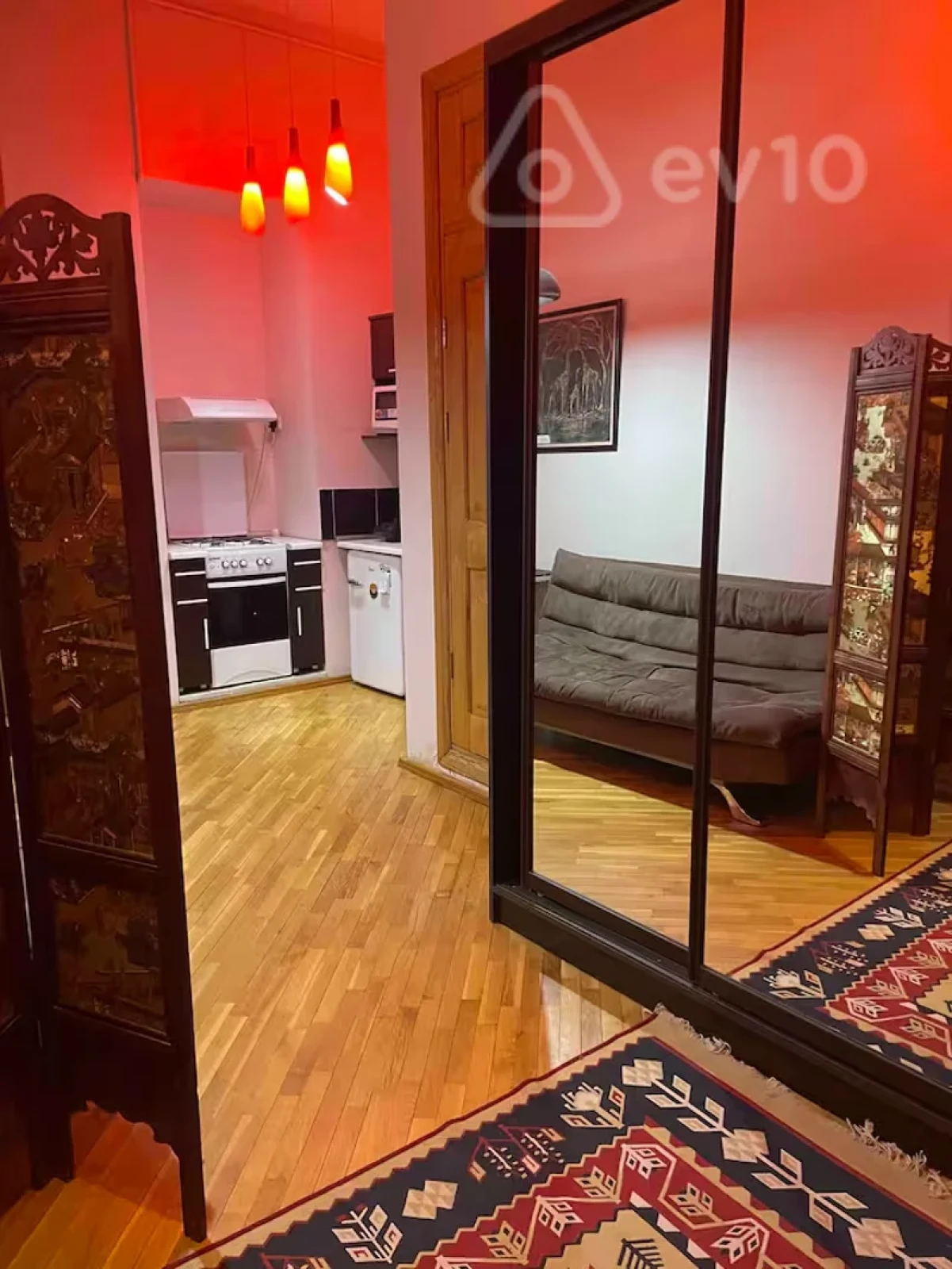 Satılır 4 otaqlı köhnə tikili 210 m²