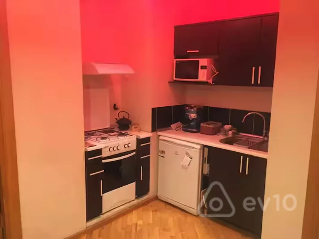 Satılır 4 otaqlı köhnə tikili 210 m²