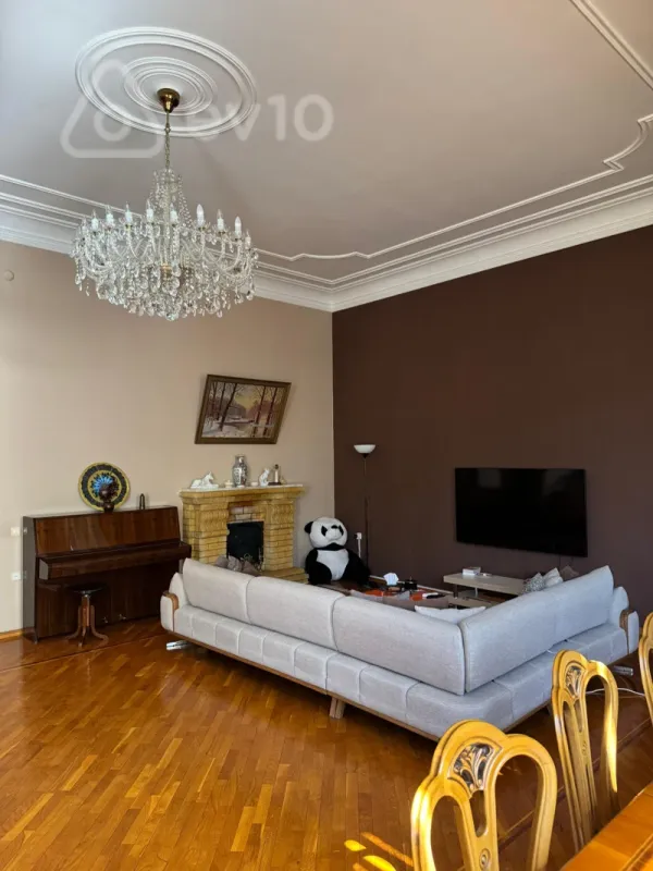 Satılır 4 otaqlı köhnə tikili 210 m²