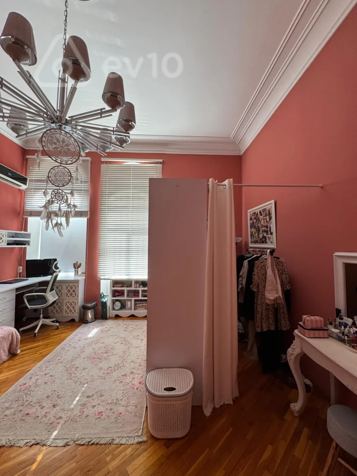 Satılır 4 otaqlı köhnə tikili 210 m²