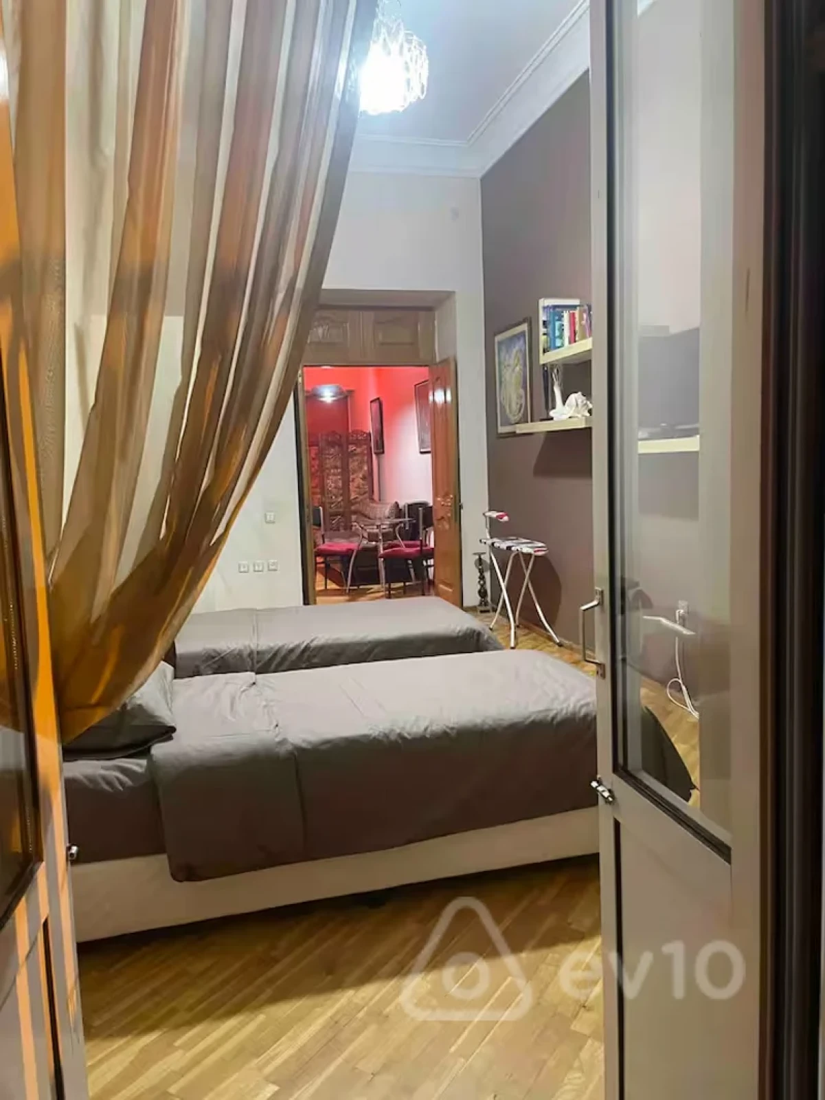 Satılır 4 otaqlı köhnə tikili 210 m²